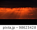 幻想的な夕焼け空と薄明光線 98623428