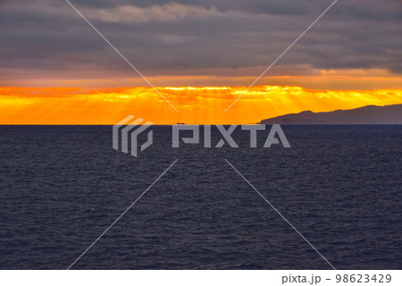 海面にかざす夕刻の日差し 海面にかざす夕刻の日差し 98623429
