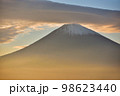 笠雲のかかる黄昏時の富士山 98623440
