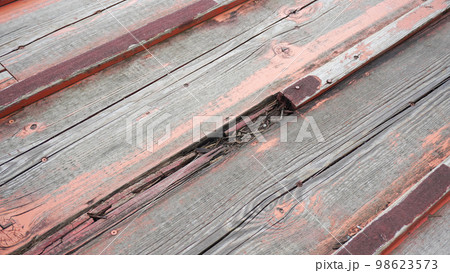 破損した橋の板材 98623573