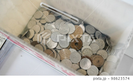 募金箱の中に入っている小銭 98623574