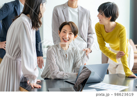 ビジネスシーン チームワーク パソコン ビジネスシーン チームワーク パソコン 98623619