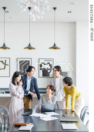 ビジネスシーン チームワーク パソコン ビジネスシーン チームワーク パソコン 98623648