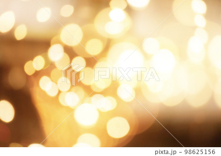 きらきら輝く金色のボケ背景 98625156