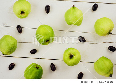 Ripe golden yellow quince fruits on wood 98625630