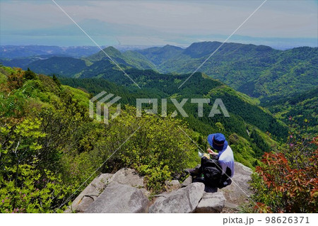 多良岳の稜線からの雲仙岳を眺める登山者 98626371