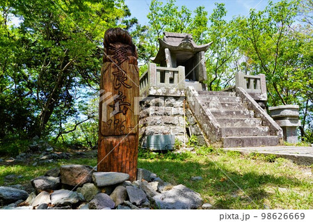 多良岳の山頂標柱と祠 98626669