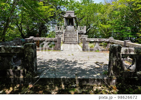 多良岳山頂の祠 多良岳山頂の祠 98626672