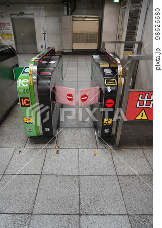エラー・停止・ストップ・残高不足でフラップドアが出て閉まっている改札 エラー・停止・ストップ・残高不足でフラップドアが出て閉まっている改札 98626680