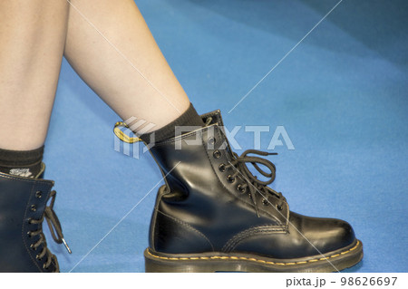 ブーツを履いている女性の足元に見える靴下 98626697