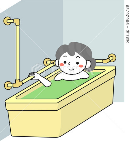 手すりのついたお風呂に入るシニア女性 98626789
