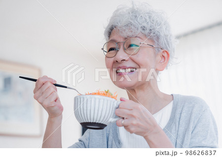 笑顔で朝食を食べるシニアの女性 98626837