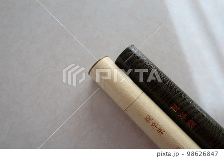 二つ並んだ白と黒の卒業証書 二つ並んだ白と黒の卒業証書 98626847