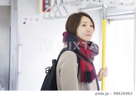 電車に乗るミドル女性 電車に乗るミドル女性 98626962
