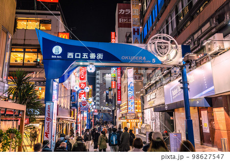 日本の横浜都市景観 横浜駅前の西口五番街。行動制限は無し…コロナ禍前と変わらない人出＝1月18日 98627547