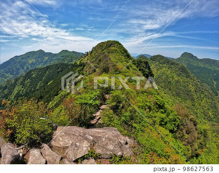 多良岳の稜線と経ヶ岳と五家原岳 多良岳の稜線と経ヶ岳と五家原岳 98627563