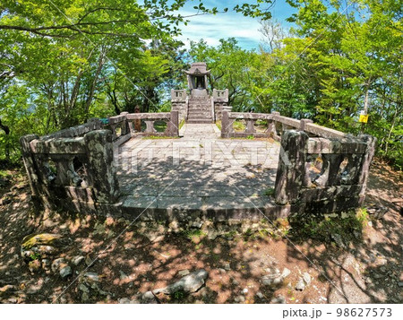 多良岳山頂の祠 多良岳山頂の祠 98627573