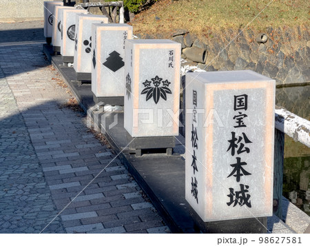 秋空の下の国宝松本城 秋空の下の国宝松本城 98627581