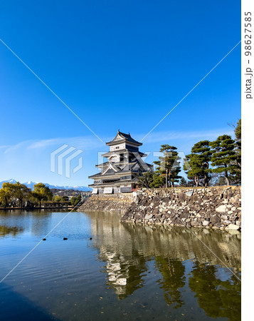 秋空の下の国宝松本城 秋空の下の国宝松本城 98627585