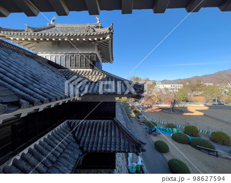 秋空の下の国宝松本城 秋空の下の国宝松本城 98627594