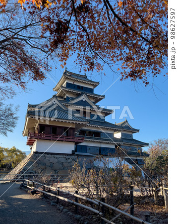 秋空の下の国宝松本城 98627597