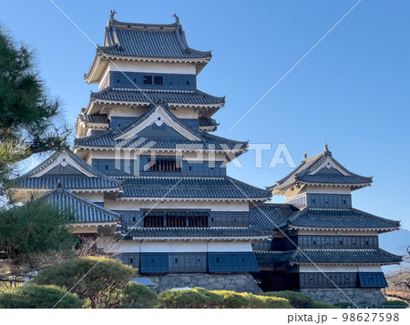 秋空の下の国宝松本城 秋空の下の国宝松本城 98627598