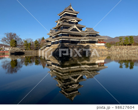 秋空の下の国宝松本城 秋空の下の国宝松本城 98627604
