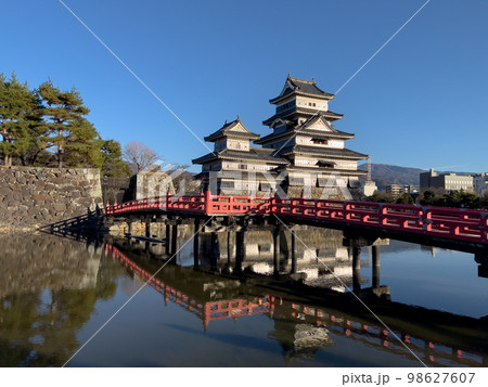 秋空の下の国宝松本城 98627607