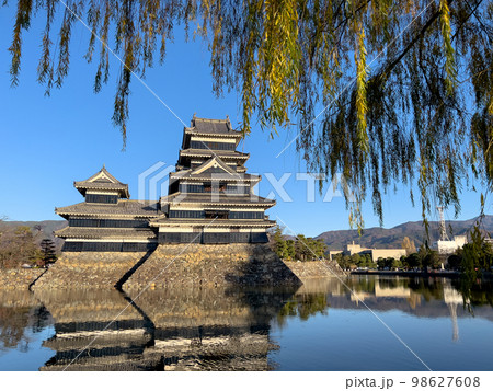 秋空の下の国宝松本城 秋空の下の国宝松本城 98627608