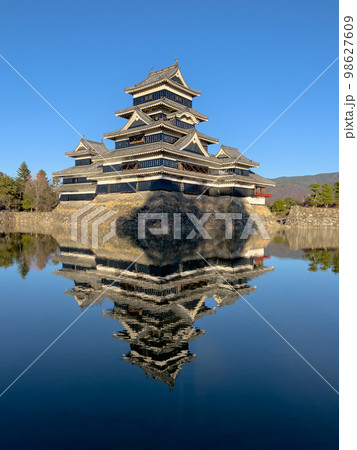 秋空の下の国宝松本城 秋空の下の国宝松本城 98627609