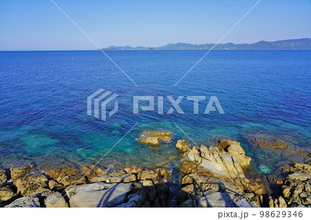 神崎鼻からの海岸と海と平戸島 神崎鼻からの海岸と海と平戸島 98629346
