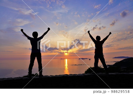 道の駅夕陽が丘そとめから夕陽を見る人々の影 道の駅夕陽が丘そとめから夕陽を見る人々の影 98629558
