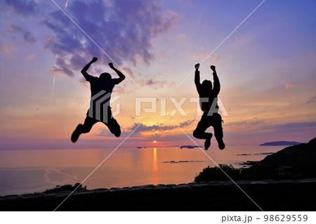 道の駅夕陽が丘そとめで夕陽を見ながらジャンプする人々 道の駅夕陽が丘そとめで夕陽を見ながらジャンプする人々 98629559