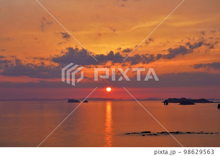 道の駅夕陽が丘そとめからの海に沈む夕陽 道の駅夕陽が丘そとめからの海に沈む夕陽 98629563