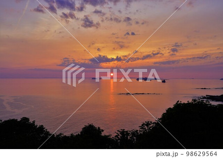 道の駅夕陽が丘そとめからの海に沈む夕陽 98629564