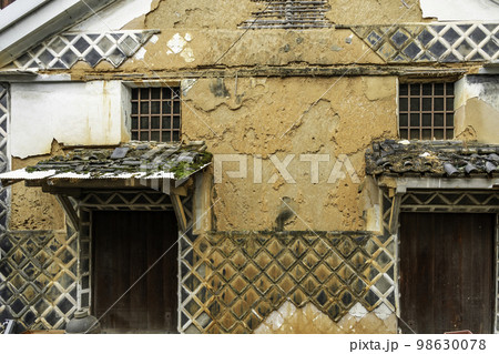 玉島の町並み 朽ちかけた土蔵 岡山県倉敷市 玉島の町並み 朽ちかけた土蔵 岡山県倉敷市 98630078
