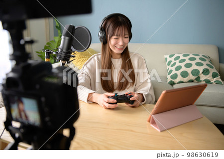 タブレットとマイクでゲーム配信する女性 ゲーム女子 ゲーム実況 ユーチューバー タブレットとマイクでゲーム配信する女性 ゲーム女子 ゲーム実況 ユーチューバー 98630619