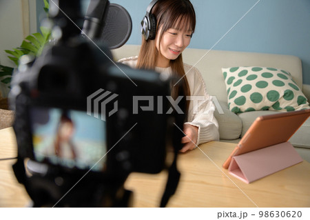 タブレットとマイクでゲーム配信する女性 ゲーム女子 ゲーム実況 ユーチューバー タブレットとマイクでゲーム配信する女性 ゲーム女子 ゲーム実況 ユーチューバー 98630620