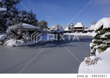 岡山県津山市にある回遊式日本庭園「衆楽園」:雪景色 岡山県津山市にある回遊式日本庭園「衆楽園」:雪景色 98630621