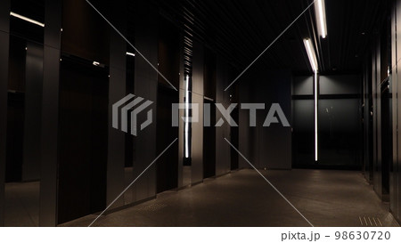 イケてる都会のお洒落オフィスのエレベーターホール 98630720