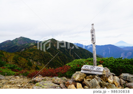 南アルプス 仁田岳から茶臼岳、上河内岳と富士山 南アルプス 仁田岳から茶臼岳、上河内岳と富士山 98630838