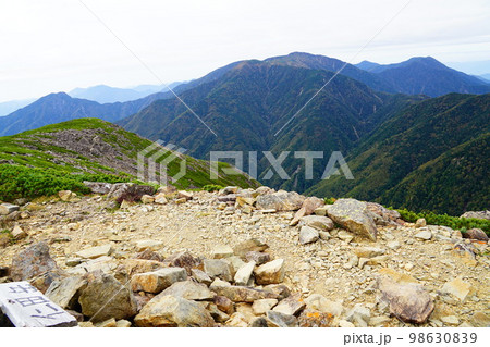 南アルプス　仁田岳山頂と光岳方面 98630839