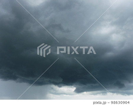 ゲリラ豪雨で雨柱 98630904