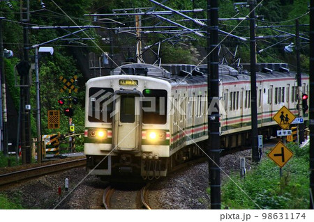 ハムサンド電車♪信越線を力走する…107系電車 ハムサンド電車♪信越線を力走する…107系電車 98631174