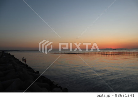 海 海岸 夕暮れ 夕焼け 釣り 海釣り 海 海岸 夕暮れ 夕焼け 釣り 海釣り 98631341