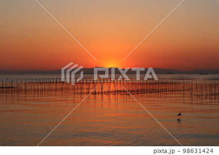 海 海釣り 夕暮れ 夕焼け 海岸 釣り船 魚釣り 夕日 空 風景 夕方 海 海釣り 夕暮れ 夕焼け 海岸 釣り船 魚釣り 夕日 空 風景 夕方 98631424