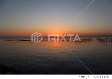海　海釣り　夕暮れ　夕焼け　海岸　釣り船　魚釣り　夕日　空　風景　夕方 98631426