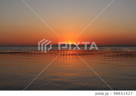 海 海釣り 夕暮れ 夕焼け 海岸 釣り船 魚釣り 夕日 空 風景 夕方 海 海釣り 夕暮れ 夕焼け 海岸 釣り船 魚釣り 夕日 空 風景 夕方 98631427
