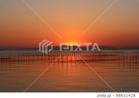 海　海釣り　夕暮れ　夕焼け　海岸　釣り船　魚釣り　夕日　空　風景　夕方 98631428