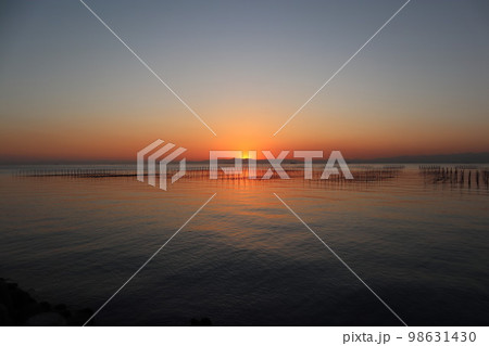 海 海釣り 夕暮れ 夕焼け 海岸 釣り船 魚釣り 夕日 空 風景 夕方 海 海釣り 夕暮れ 夕焼け 海岸 釣り船 魚釣り 夕日 空 風景 夕方 98631430